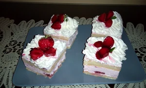 prajitura cu blat alb si crema de capsuni jpeg