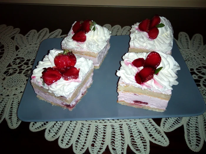 
    Prăjitură cu blat alb şi cremă de căpşuni  