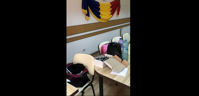 Masa Consiliului Local din Balcani este plină de ustensile de manichiură FOTO captură video