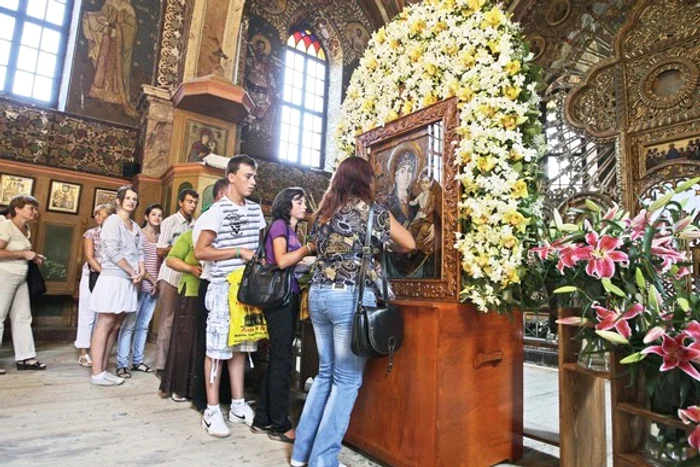 Pelerinaj la Mănăstirea Nicula: Zeci de mii de pelerini se adună în fiecare an pentru a se ruga la Icoana Făcătoare de Minuni a Maicii Domnului cu Pruncul