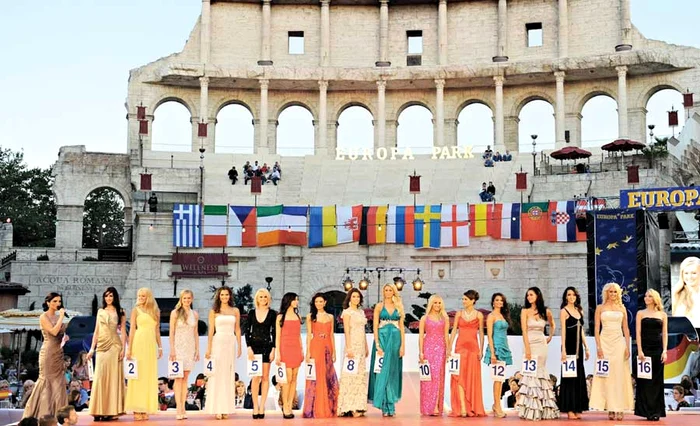 Juriul a avut de ales între 16 frumuseţi, reprezentând, fiecare, câte o finalistă de la Euro 2012