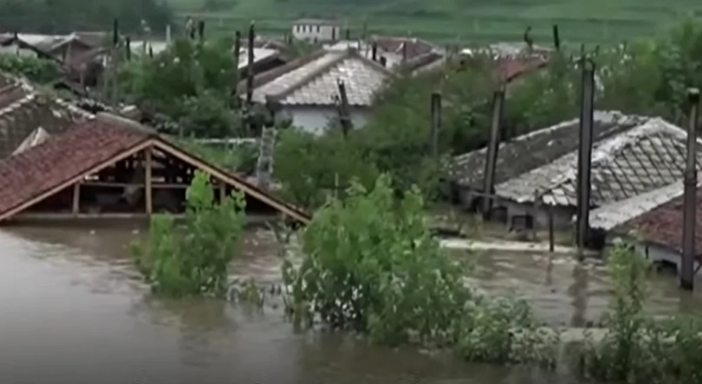 Case acoperite de apă după ploi abundente