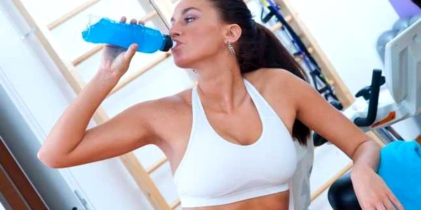 Băuturile numite „pentru sportivi“ sau „de rehidratare“ din comerţ nu sunt mai eficiente decât apa pentru amatorii de mişcare