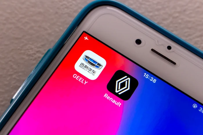 Logo-urile Geely și Renault pe ecranului unui telefon