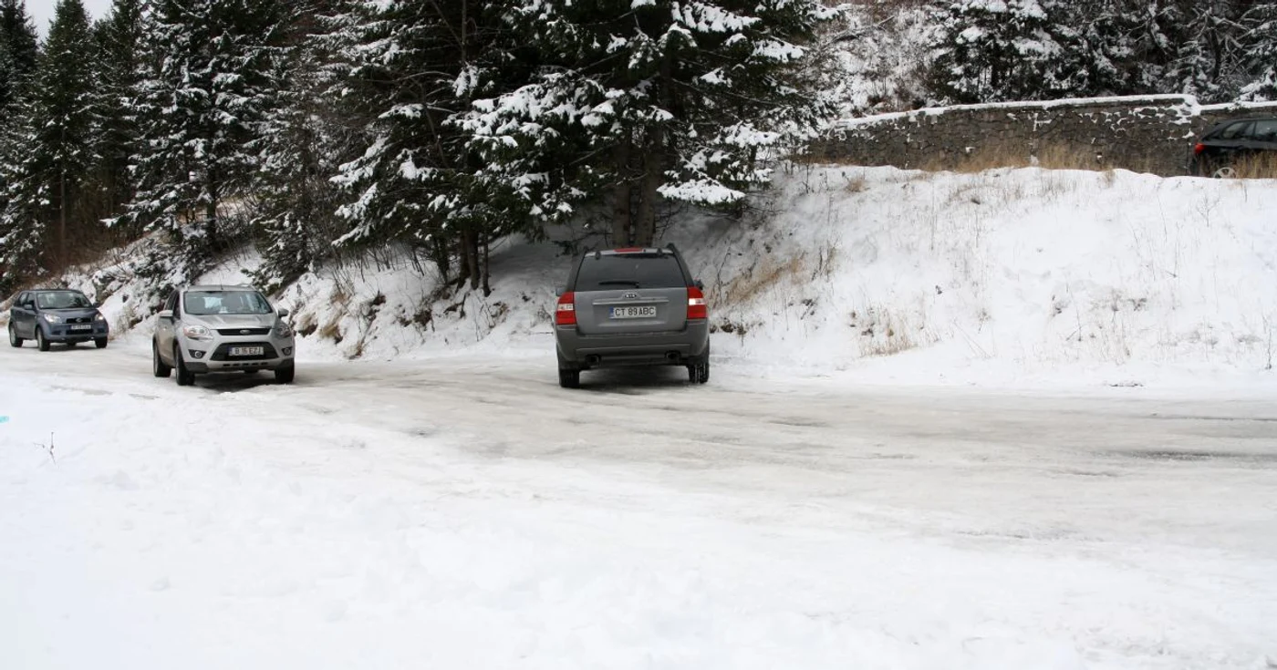 Drumul dintre Cota 1400 şi Sinaia se blochează în fiecare iarnă. FOTO: arhivă Adevărul Ploieşti / Adelina Anei