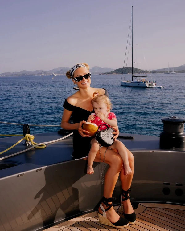 Paris Hilton s-a pozat cu fiica ei, London, în Sardinia (Foto: Instagram)