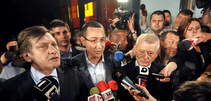Acţiunea eşuată de suspendare a preşedintelui a dus la scăderea cu 10% a încrederii alegătorilor în liderii USL FOTO: Mediafax