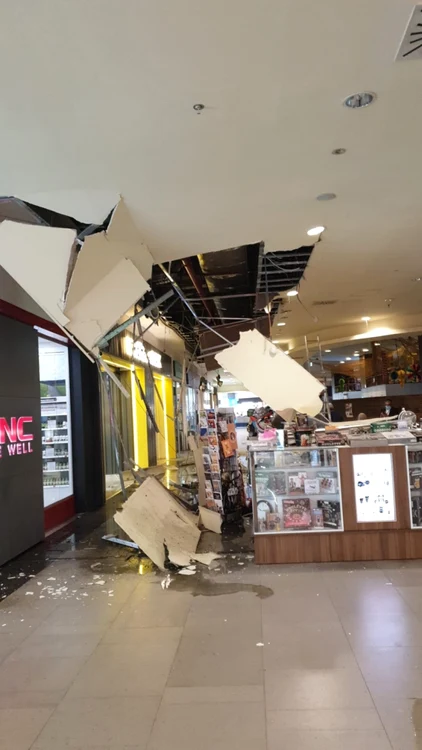 Tavanul s-a prăbuşit peste un stand aflat lângă supermerketul Aucha.