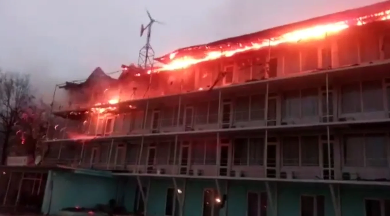 
    Intervenţia la Hotelul Histria a fost îngreunată de vânt şi de ploaieFoto: hotnews.ro  
