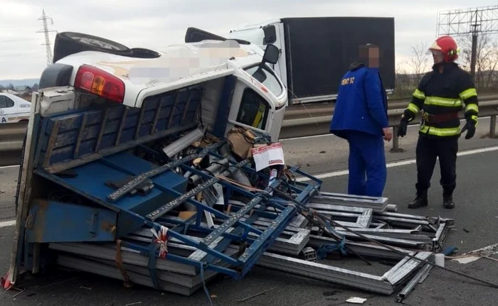 O camionetă cu geamuri s-a răsturnat FOTO: ISU Argeş