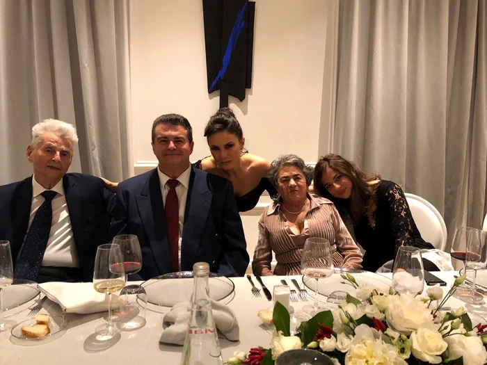 Ramona Bădescu, alături de părinţi, fratele Călin şi nepoata Dalina