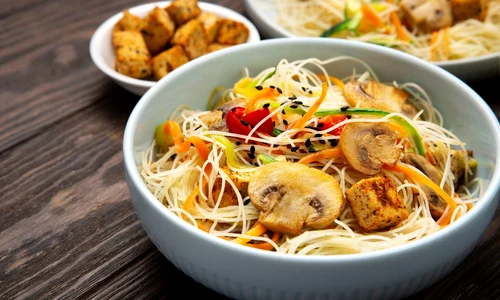 Taietei cu legume  Sursa foto shutterstock 2300575485 jpg