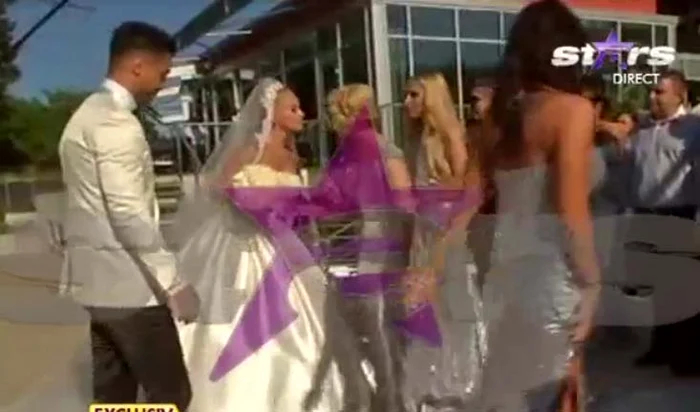 După încheierea ceremoniei, Anda şi Sorin au fost felicitaţi de cei prezenţi