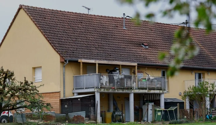 Clădirea lângă care se afla duba în care trăia copilul de 9 ani, încă din 2024. FOTO: acb7.com