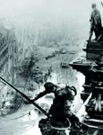 Steagul sovietic arborat în Berlin (© Profimedia)