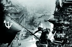Steagul sovietic arborat în Berlin (© Profimedia)