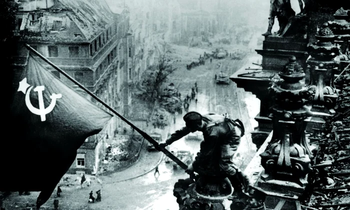 Steagul sovietic arborat în Berlin (© Profimedia)