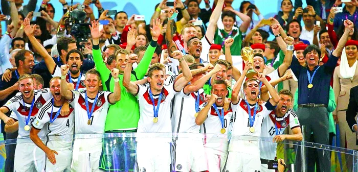 Lahm (numărul 16) a ridicat trofeul deasupra capului. FOTO: Reuters