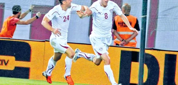 Nicolae Grigore (dreapta) a fost eroul Rapidului în meciul cu Lech Poznan