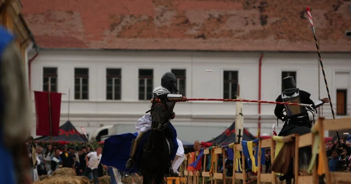 Cavalerii vor face spectacol alătruri de caii lor