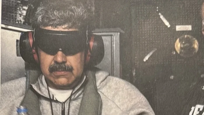 Nicolas Maduro în timp ce este dus spre SUA