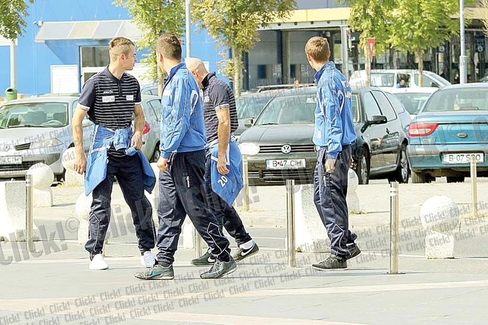 Fotbaliştii de la Avântul au admirat vitrinele  magazinelor din  mall-ul Băneasa (Fotografii: Caps)