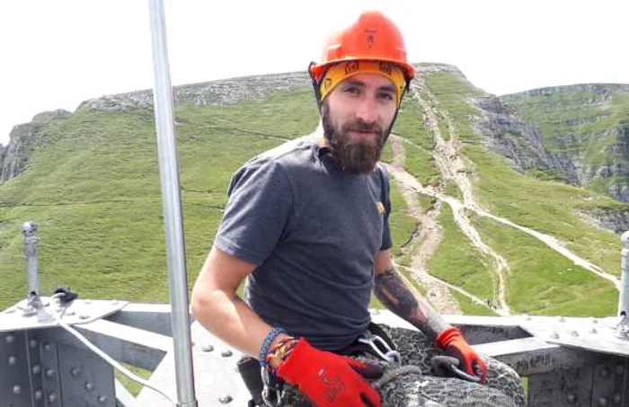 alpinisti azuga restauratori cruce caraiman