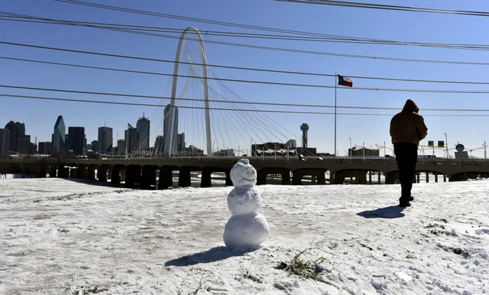 Om de zăpadă în Dallas, Texas Foto EPA EFE