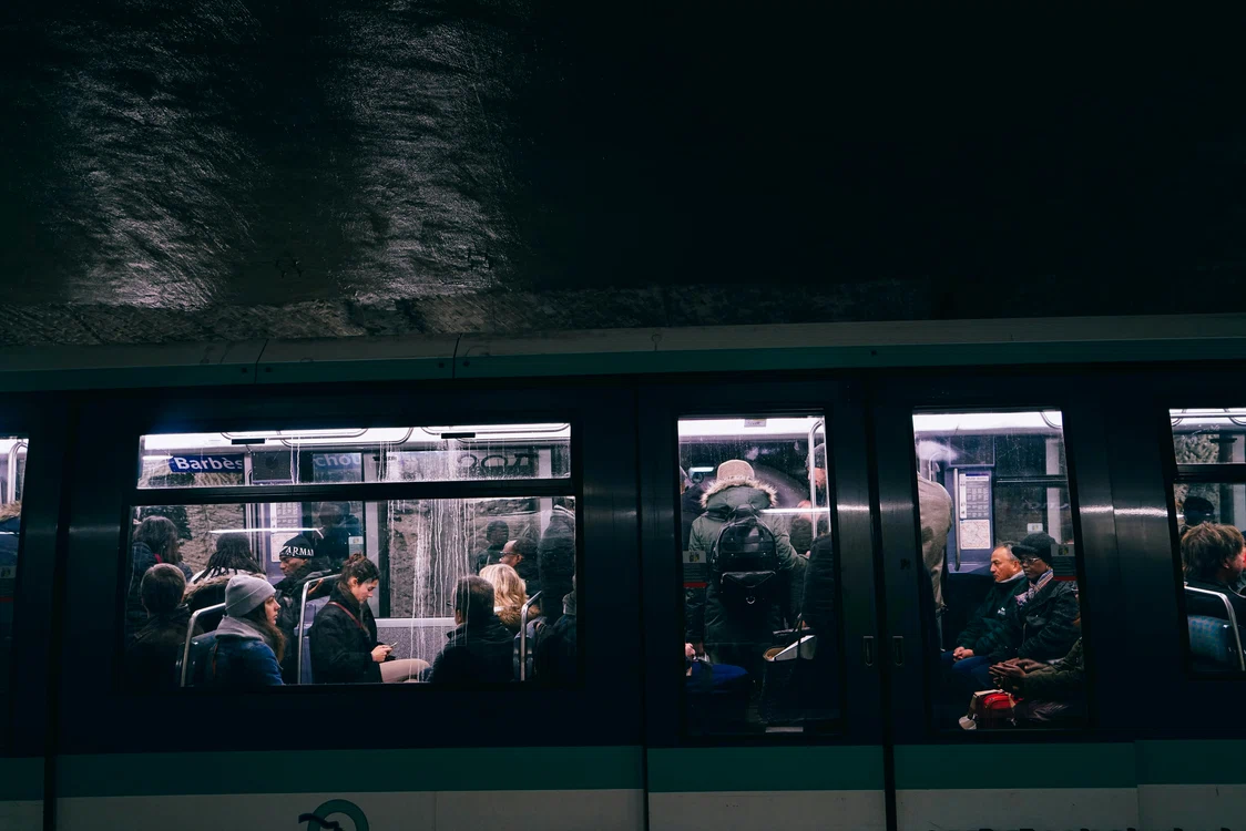 Spațiul este negociat constant între pasageri. FOTO: Unsplash/Rosalind Chang