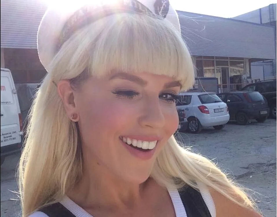 Corina Bud (33 de ani), pipăind-o pe una dintre dansatoarele eifoto: arhiva personală