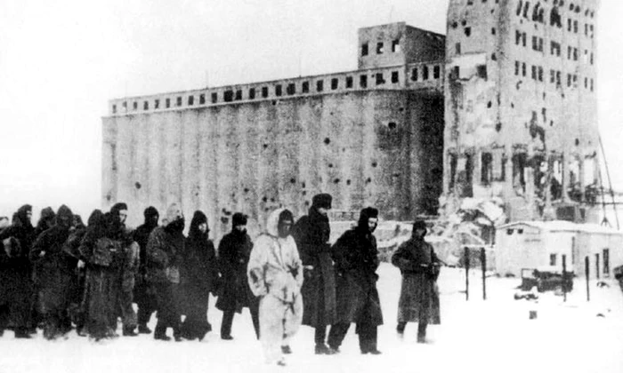 Prizonieri de război capturați de Armata Roșie la Stalingrad (© Wikimedia Common)