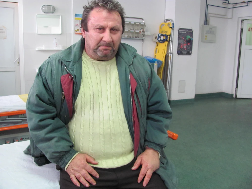 Bărbatul are mâinile umflate şi vânătăi în zona capului