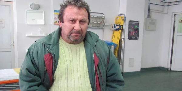 Bărbatul are mâinile umflate şi vânătăi în zona capului 