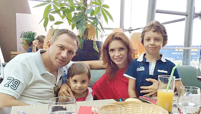 
    Cristina a stat la taclale două ore cu prietena ei, Roxana Marcu, într-un restaurant din BăneasaFoto: Blitz  