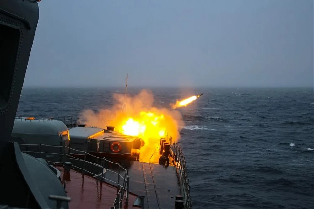 „Pumnalele” lui Putin, făcute praf de bruiajele ucrainene. Rusia aruncă miliarde să le repare reputația