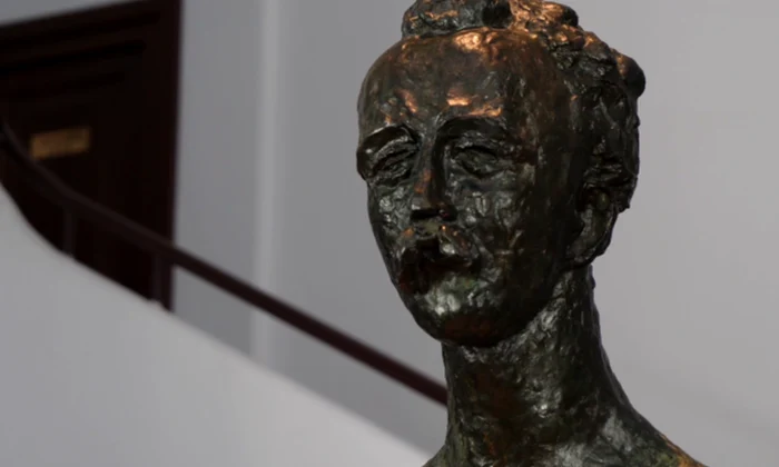 Bust realizat de Brâncuşi, expus la 25 de ani după ce a fost furat dintr un cimitir png