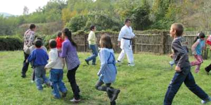 Copiii se distreaza la Casuta cu Pitici