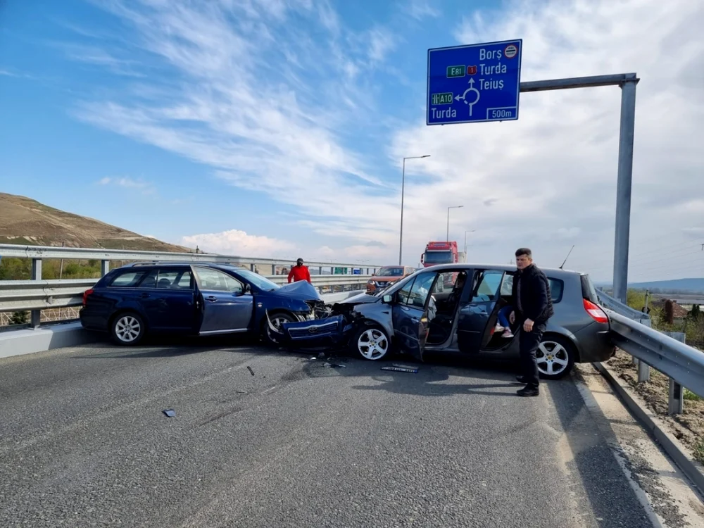 Două dintre autoturismele implicate au blocat complet DN1