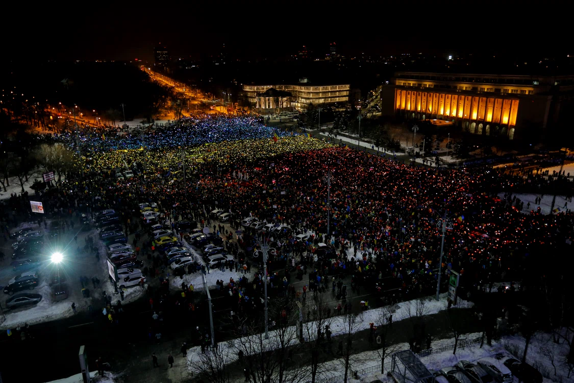 
    Mii de manifestanți au format un drapel umanFoto: David Muntean  