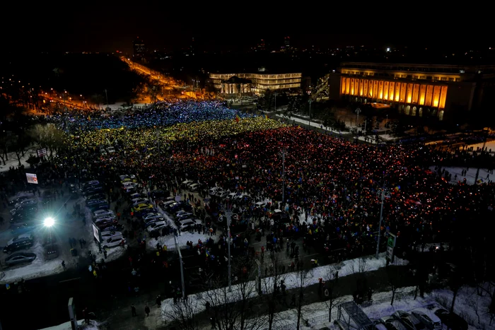 Mii de manifestanți au format un drapel umanFoto: David Muntean