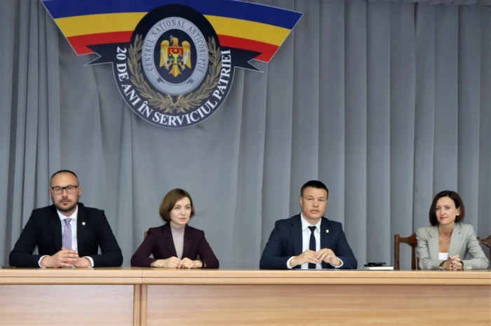 Ministrul Justiţiei, Sergiu Litvineco, preşedintele Maia Sandu, procurorul general interimar, Dumitru Robu, şi Veronica Drăgălin, şeful Procuraturii Anticorupţie.