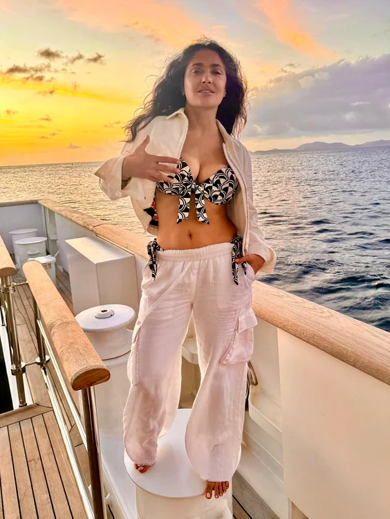 Salma Hayek s-a pozat într-o ipostază sexy (Foto: Instagram)