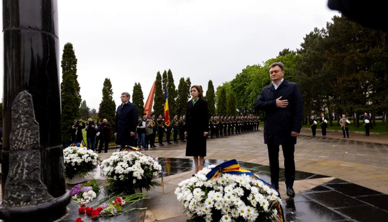 Liderii de la Chișinău au comemorat victimele celui de-al Doilea Război Mondial. FOTO: Parlament