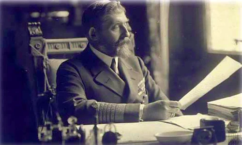 Regele Ferdinand la masa de lucru jpg jpeg
