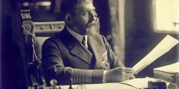 Regele Ferdinand la masa de lucru jpg jpeg