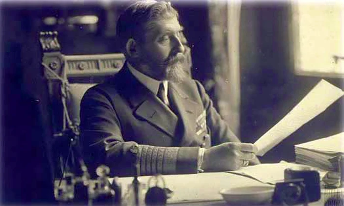 Regele Ferdinand la masa de lucru jpg jpeg