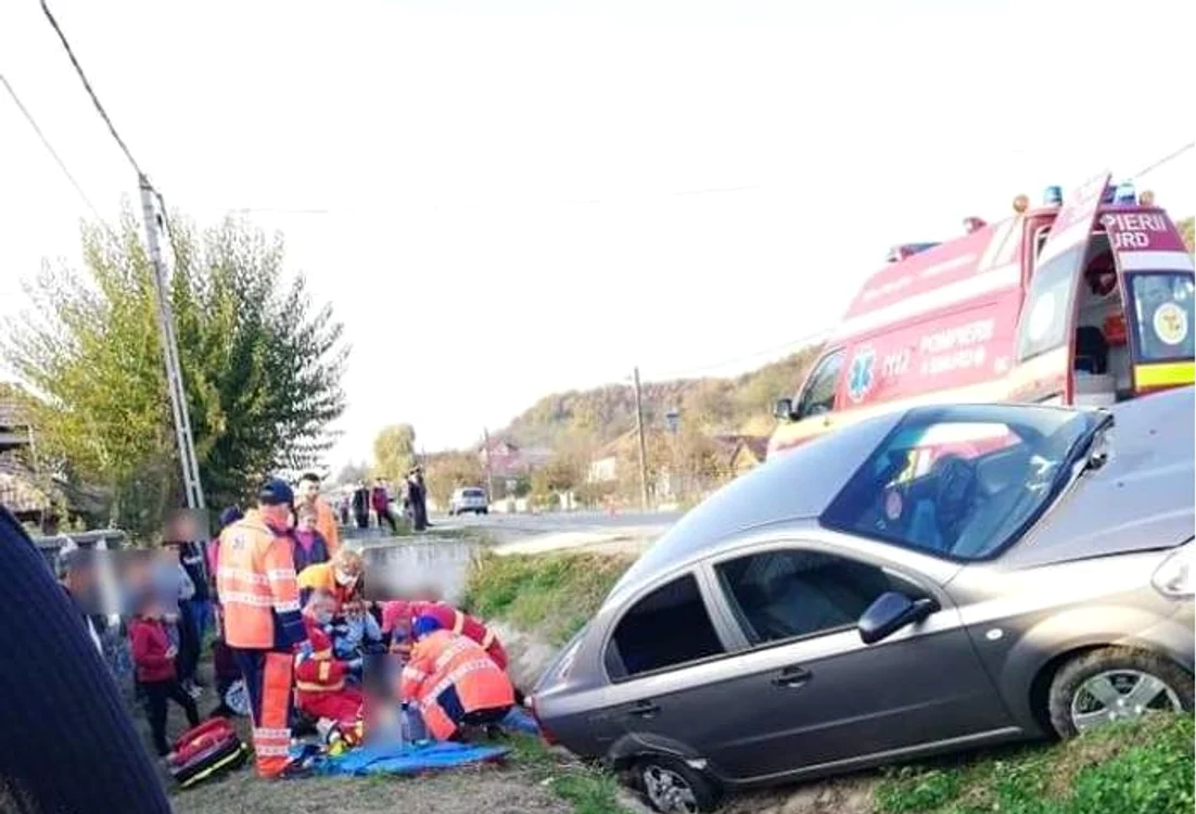Martorii spun că șoferul circula cu viteză mare și a lovit-o pe fetița în timp ce se juca în fața porțiifoto Facebook.com/ Radar Gorj