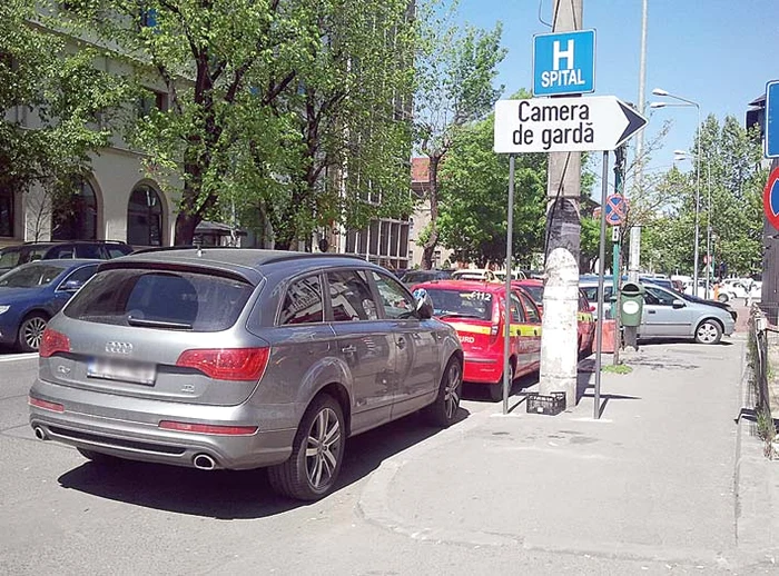 La intrarea în Camera de gardă a Spitalului Floreasca parchează cine vrea