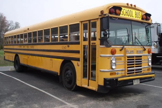 Șofer de autobuz școlar, concediat după ce a abandonat 40 de elevi pe traseu. A fost deranjat de gălăgia făcută de copii