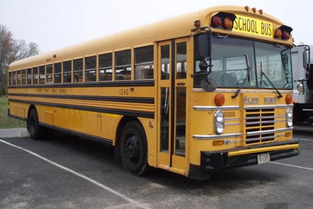 Șofer de autobuz școlar, concediat după ce a abandonat 40 de elevi pe traseu. A fost deranjat de gălăgia făcută de copii
